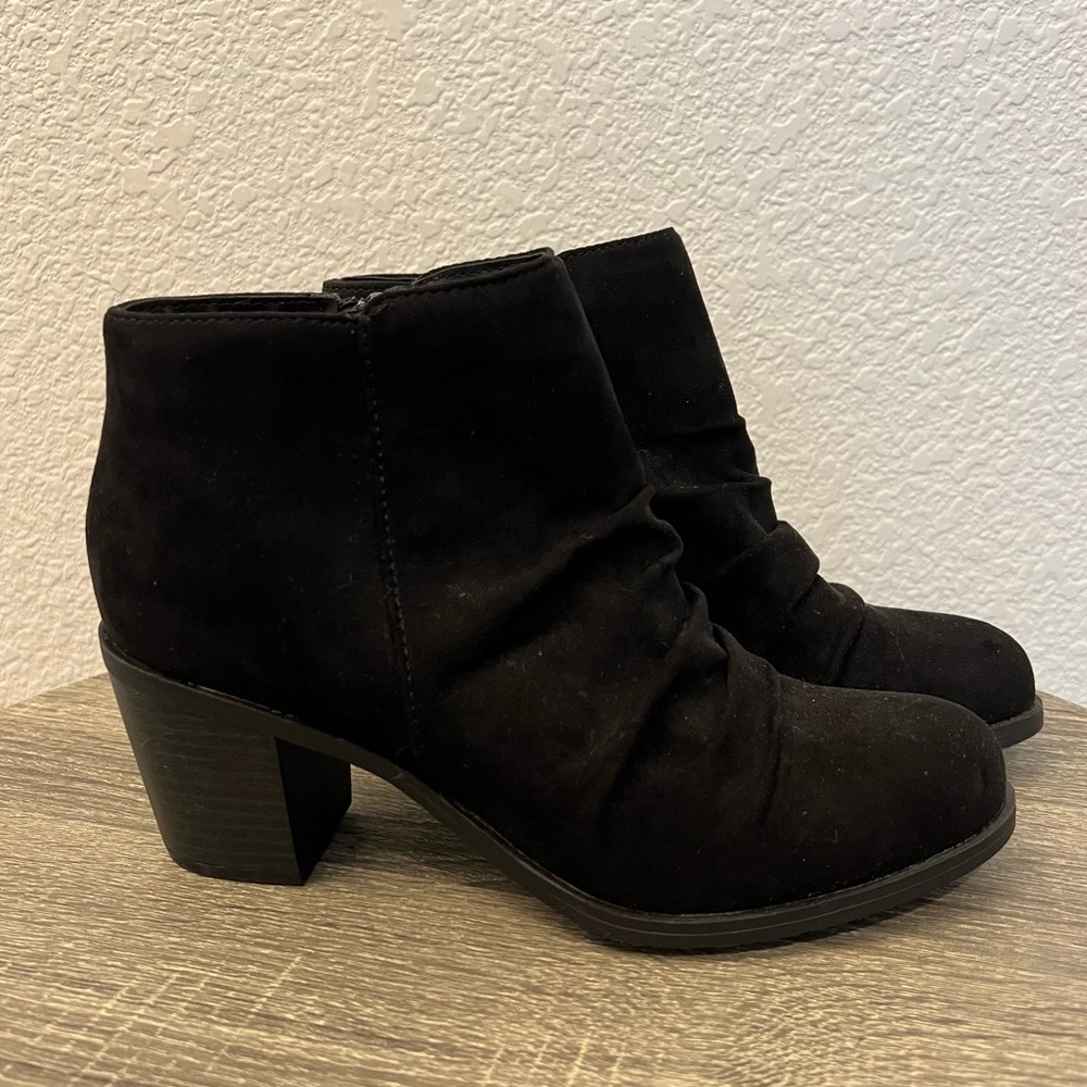Arizona Jeans Oakes Black Faux Suede Ruched Stacked Heel Bootie Ankle Boots- 6 - Picture 2 of 12